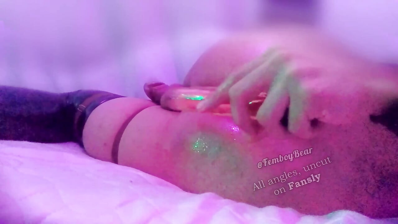 Крупним планом, з моєю грає