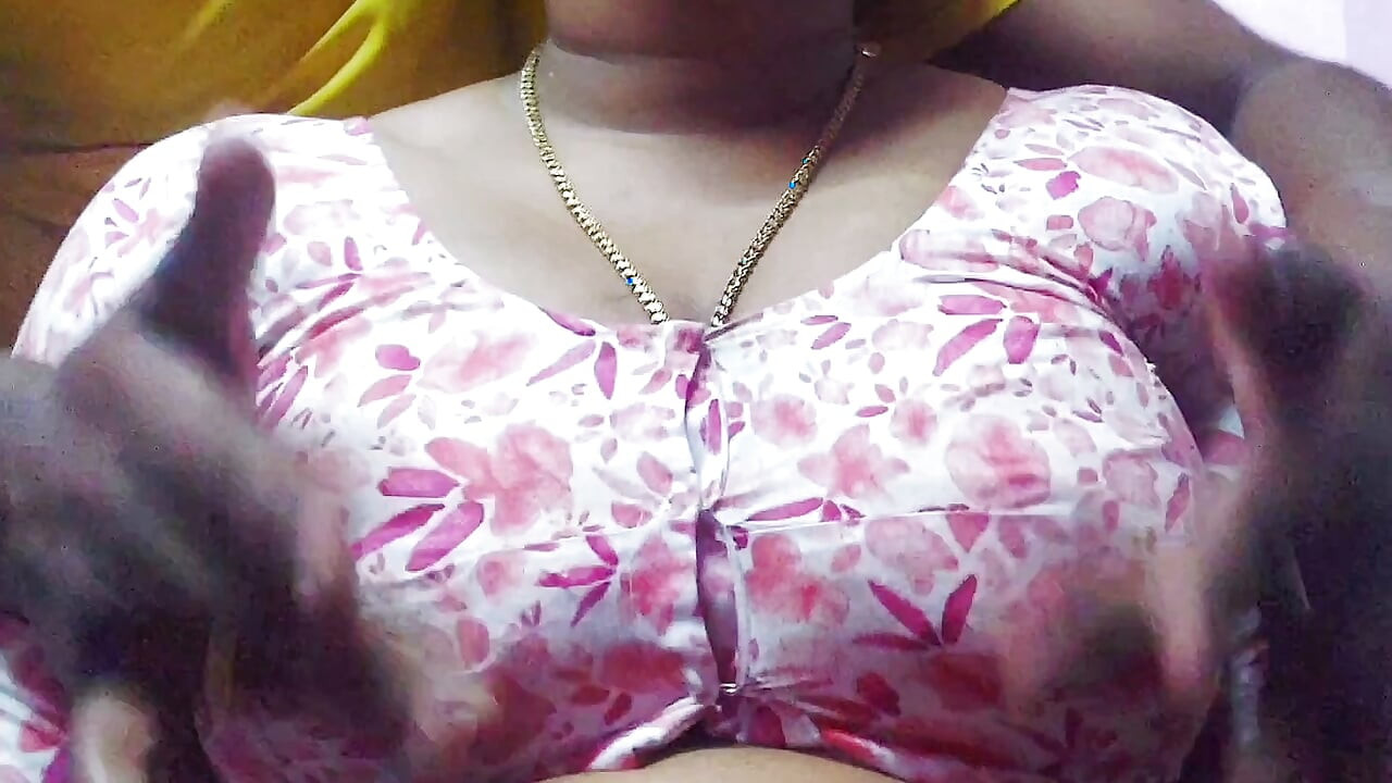 Hot Aunty has sex with Varatia