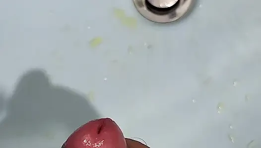 Başını parlatıyor ve fışkırtıyor