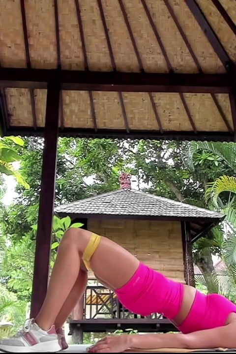 Entraînement de cul en plein air dans mon costume le plus sexy