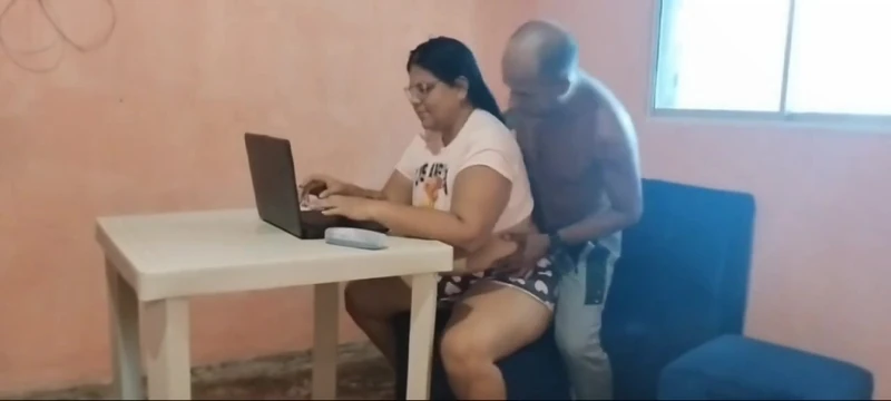 Stepfather seduces his shy stepdaughter until he fucks her pussy until he fills her with semen (I hope she doesn't get pregnant)
