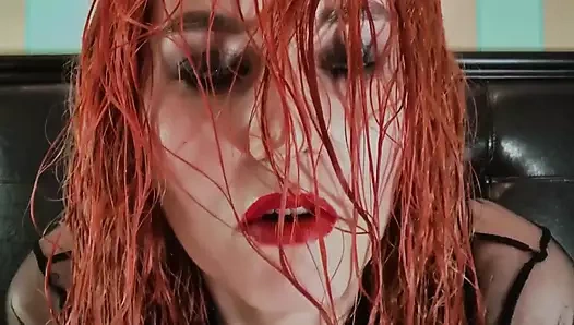 Ateşli genç kızın aşk ısırıkları