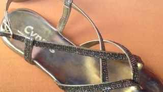 Cum en las elegantes sandalias de diamantes y oro de la novia