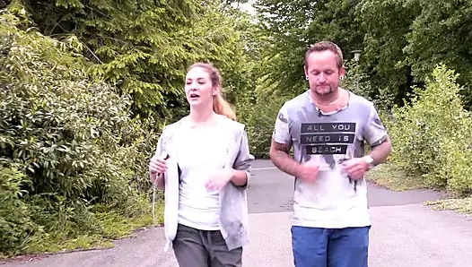 Cewek seksi rambut cokelat dengan pantat bahenol lagi asik ngentot memeknya yang lebar di luar ruangan