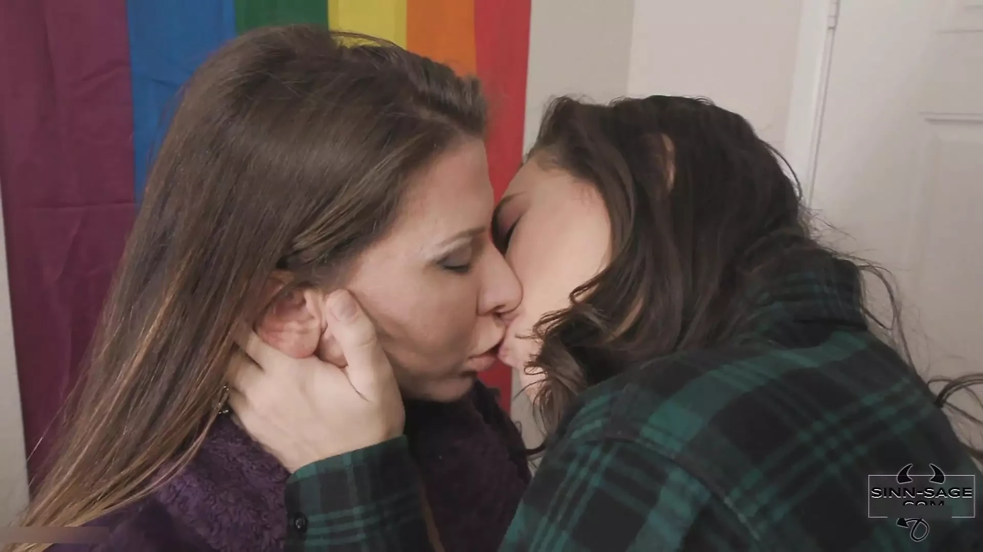 ¡La morena lesbiana Sinn Sage se folla el coño de Ariel X!