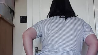Asistentă sexy cu forme care sare pe sâni