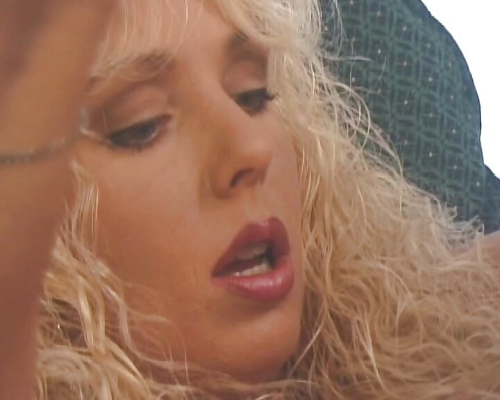 Gadna francuska plavokosa drolja puni svoju pičku ogromnim igračkama