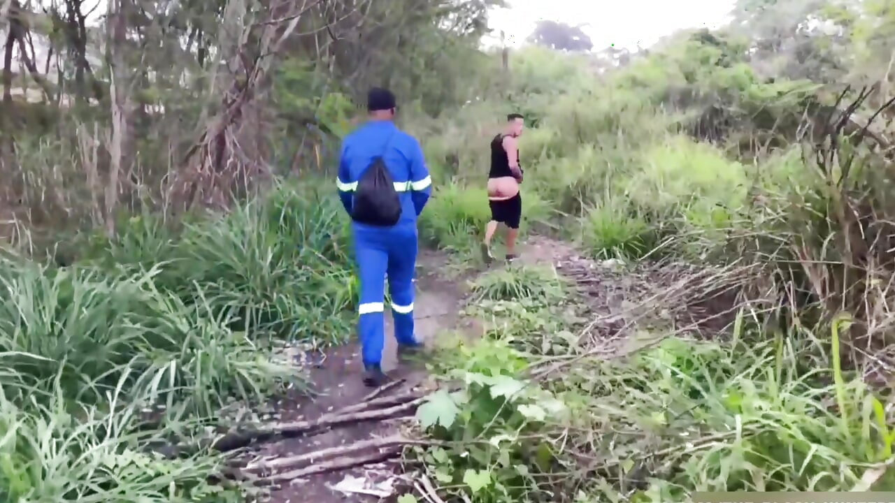 Ένας εργάτης πέρασε μέσα από το πάρκο και πήρε πίπα.