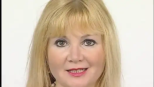 Зрелая блондинка в чулках для тела мастурбирует дилдо ее слегка волосатую киску