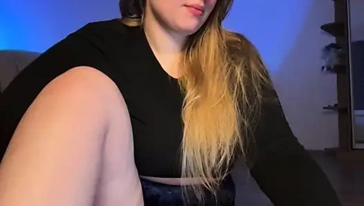 Jucielussie yüzüne oturuyor ve mastürbasyon yapıyor