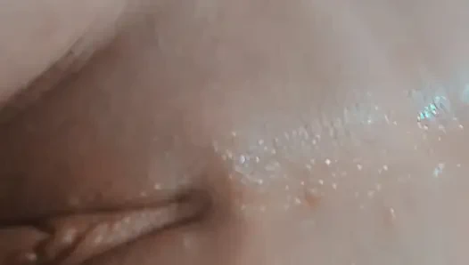 Manis. Tapi aku tahu apa yang kulakukan