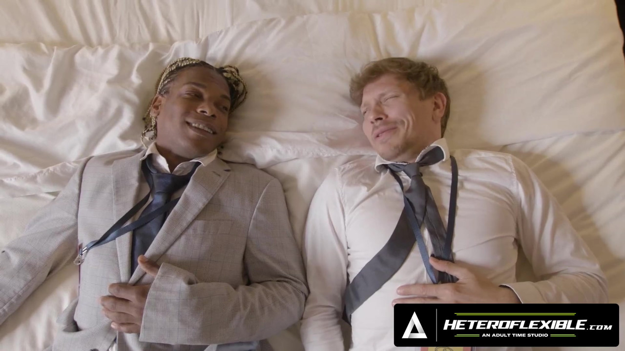 ヘテロフレキシブル - 同僚のエイドリアン・ハートとイーサン・チェイスがフライト遅延時にホテルの部屋以上の共有