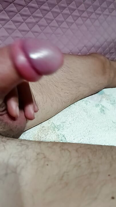 मैं अपना लंड पंप कर रही हूं और उसे झूल रही हूं