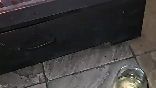 Echte milf auf geschäftsreise gibt handjob und wird gewichst