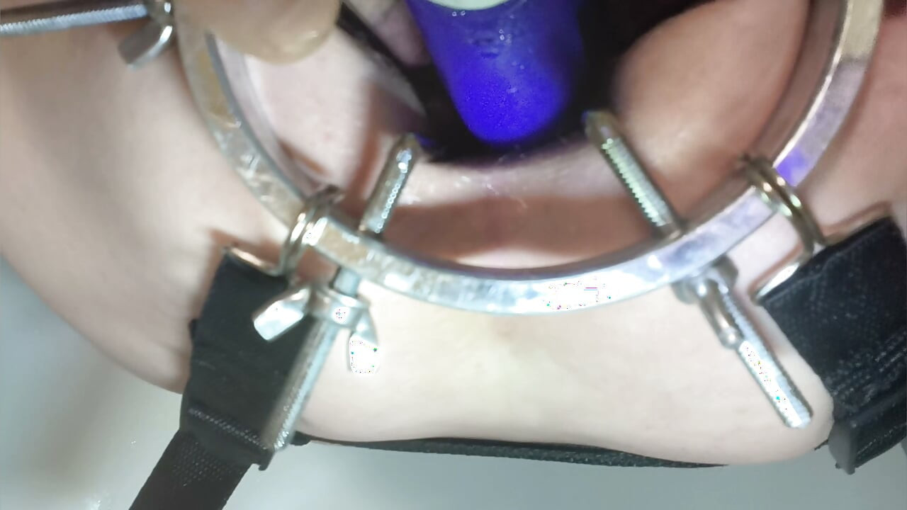 , vibrator potpuno u analu. Analni dilatator izbliza, sperma na guzi.
