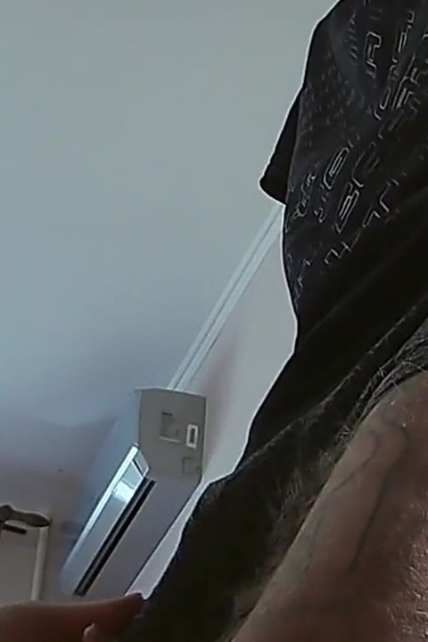 Üvey annemin elleri ve ağzı bana zevk veriyor ve boşalıyor