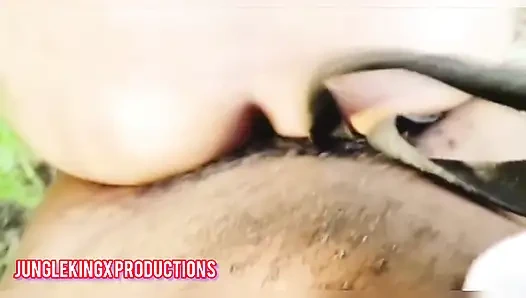 Gadis langsing di hutan