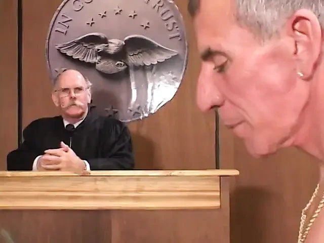 法官和秘书想要操我!