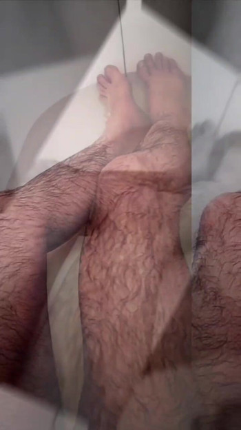 お風呂の中の脚