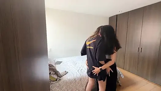 İki kadın tatmin etmeye çalışıyor