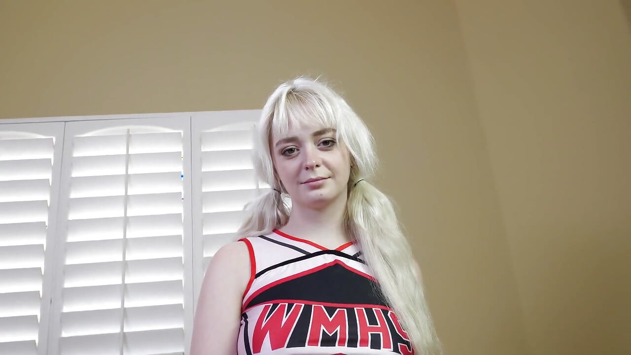 18 Year Old PAWG Annie Archer Goes All the Way!