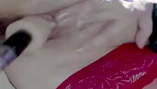 Çok ıslak vajina yakın planı, klitoriste vibratör, seks seks makinesi