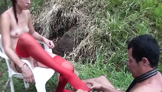 Lina kölesine işkence ediyor