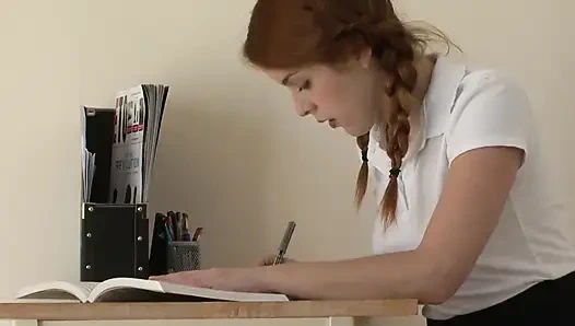 Süßer rothaariger college-teenager gefickt und von BBC-typen abgemolken