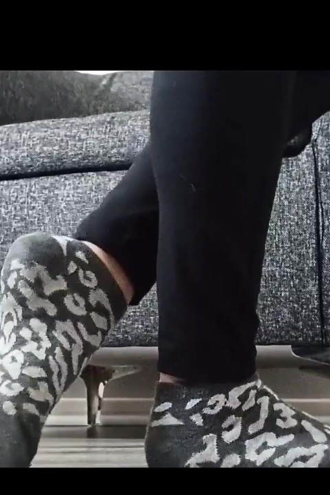 Ayak bileği çorapları modellik yapıyorum.