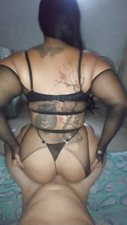 Ma femme enfile un costume pour me chevaucher avec son énorme et beau cul latin