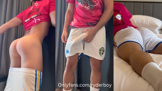 Ateşli futbolcu azıyor ve antrenmandan sonra büyük yarağını sıvazlıyor - seksi vücut, üniforma, büyük pürüzsüz göt