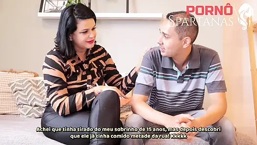 Heiße milf nimmt streberin, jungfräulichkeit