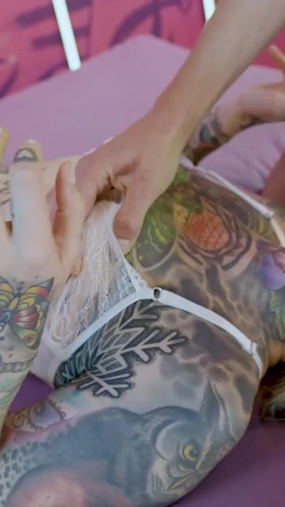 Inked Babe Gags på pik før Savage DP Extreme Anal Gaping | Klip 2