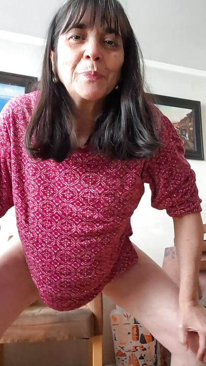 Ibu tiri yang hot dan basah lagi asik muasin memeknya sambil membayangkan dientot kayak pelacur