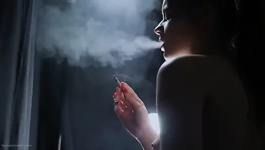 Gadis nakal ini lagi asik merokok sambil bugil
