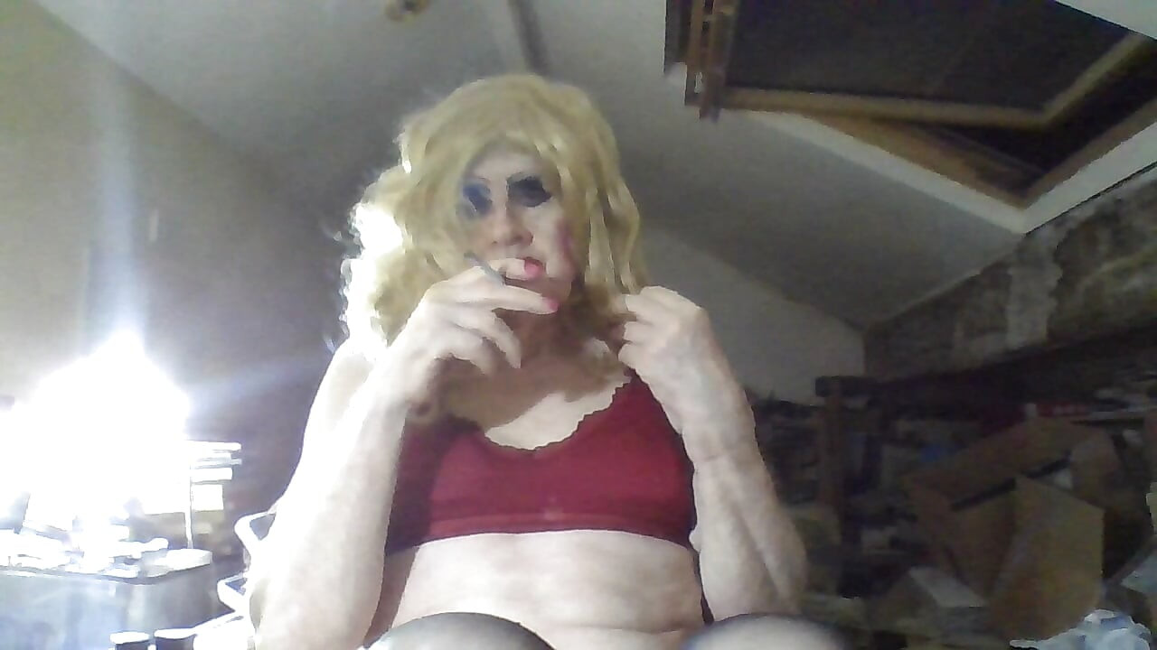Shitcunt Sarah Fuckpig Cumdump escória degradada trannie, posa para seus fãs se masturbarem