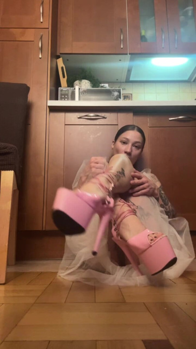 崇拜這美女甜美的腳丫，深深舔她的高跟鞋