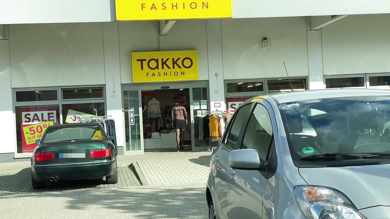 In een super kort minirokje en een doordacht bodysuit tijdens het winkelen