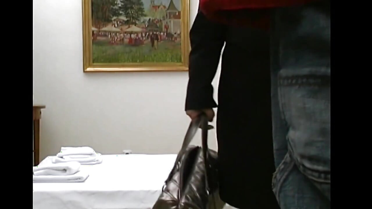 Gruba z dużymi piersiami ostro zerżnięta przez wielkiego kutasa z prezerwatywą