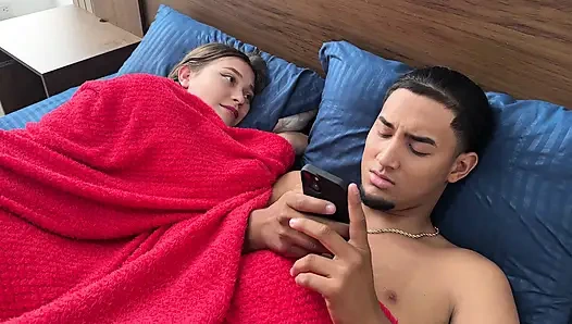 Eine große Stiefmutter, die immer das Bett mit ihrem kleinen Zwergstiefsohn teilt, bis sie am Ende voll mit Milch ist.