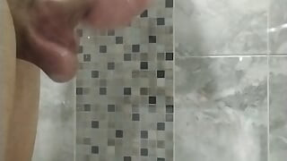 Keményen verem magam, amíg a farkam fel nem robban a zuhany alatt.