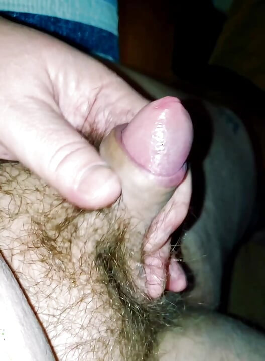 Meu pauzinho gordinho e não circuncidado gozando