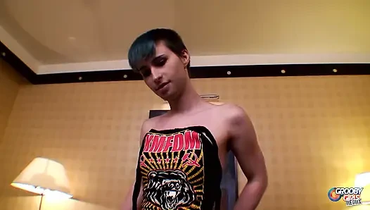 GROOBYGIRLS - Sascha’s Punk Beauty Takes Center Stage