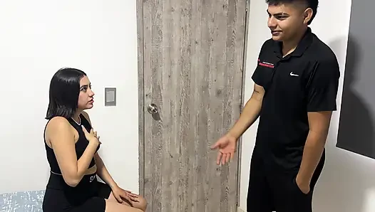Ich bin mit dem manager im hotelzimmer eingesperrt. Wir konnten dem Drang zum ficken nicht widerstehen, also penetriert er sie.