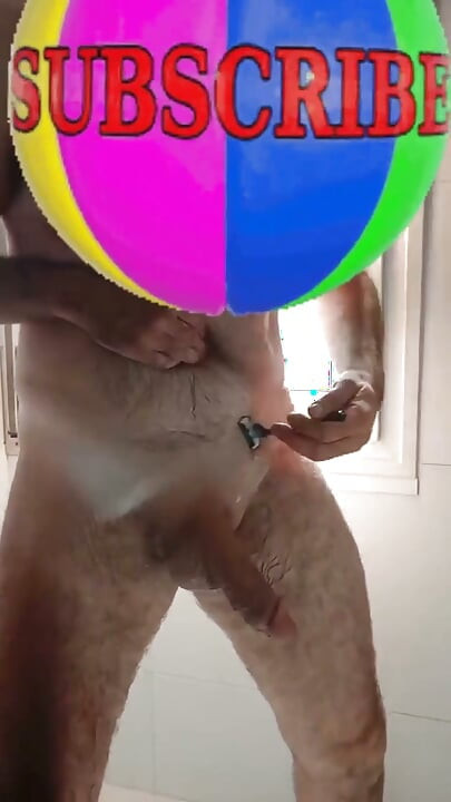 잘생기고 성숙한 통통에 크고 굵은 음경이 샤워실에서 내 음경과 계란을 면도하는 장면이 클로즈업 장면으로 나옵니다