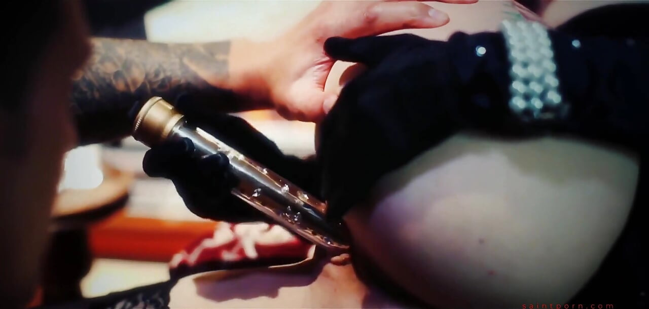 Sasha Rose recebe uma carga no rosto