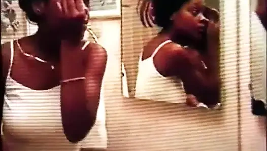 Güzel zenci lezbiyenler yüzme havuzunda amcık yalıyor