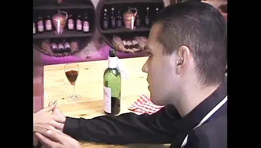 Pantat cewek nakal rambut pirang dientot habis-habisan sama pelayan restoran