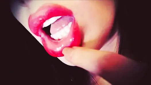 Tumbuhkan kecanduanmu pada bibir merah besarku! Aku tahu kau sedang dalam nafsu dengan mulutku yang panas!