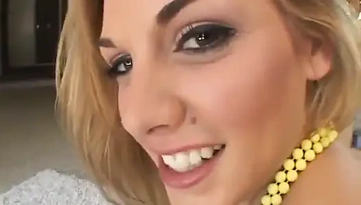 Taze yüzlü sarışın tüm deliklerini yarakla dolduruyor